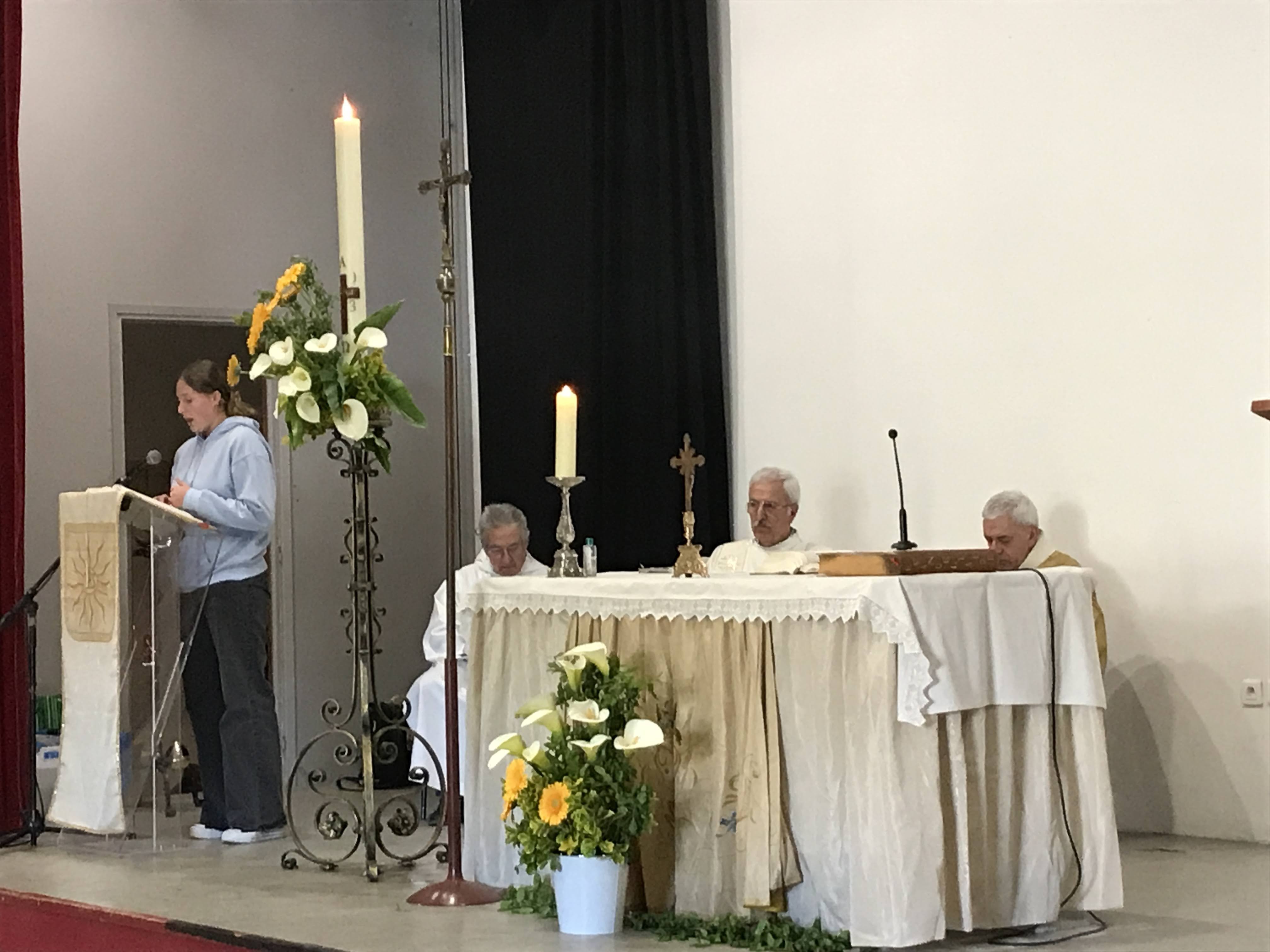 Célébration de la messe des rameaux dans la salle des fêtes de Tourrette-Levens