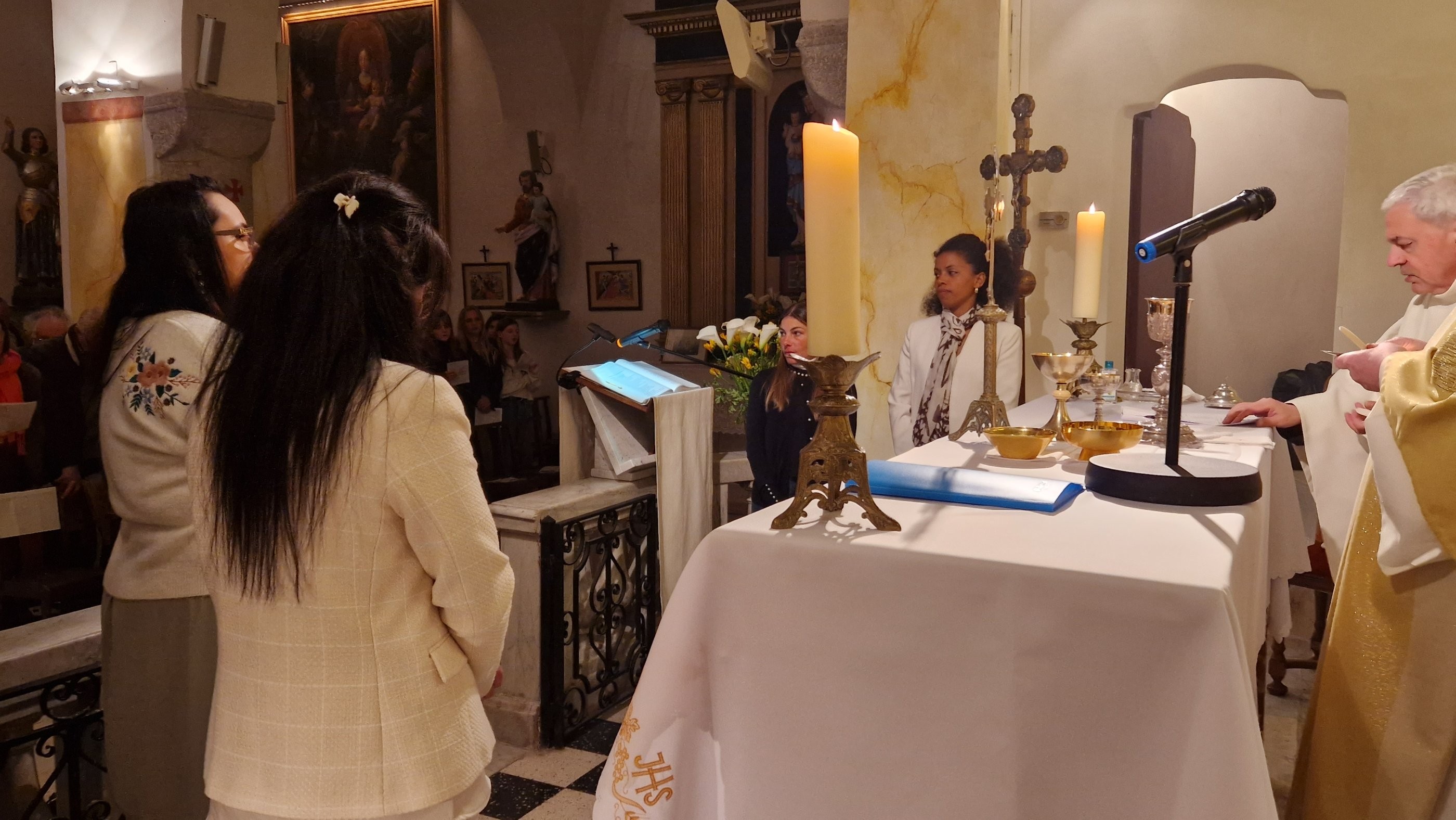 ... autour de l'autel :