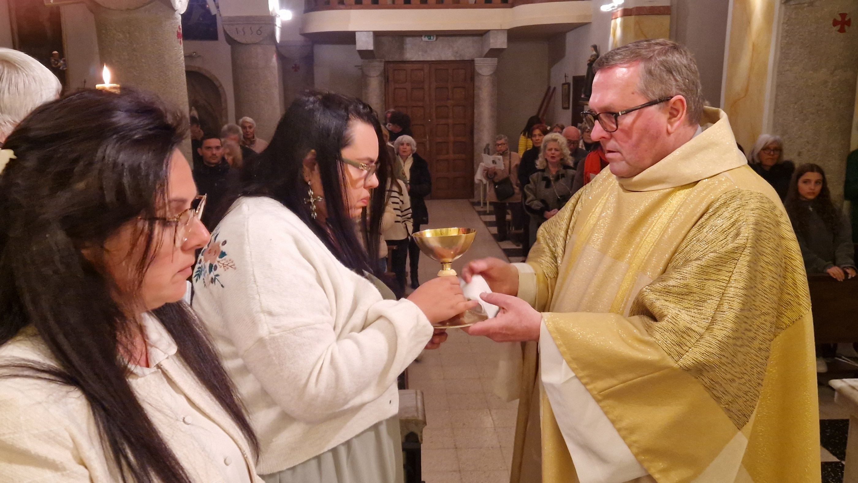 ... et au sang du Christ...