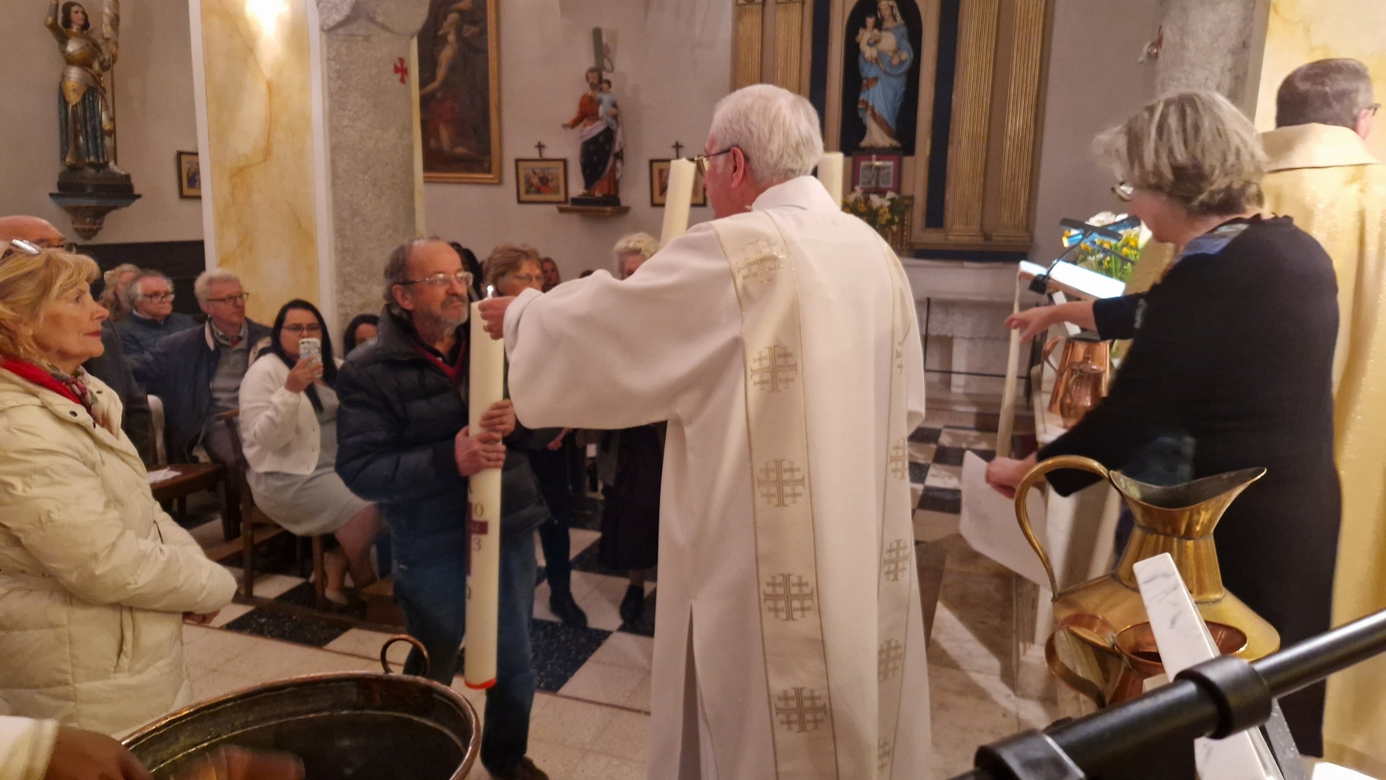 Préparation de la PROCESSION de SORTIE avec les cierges et les cruches :