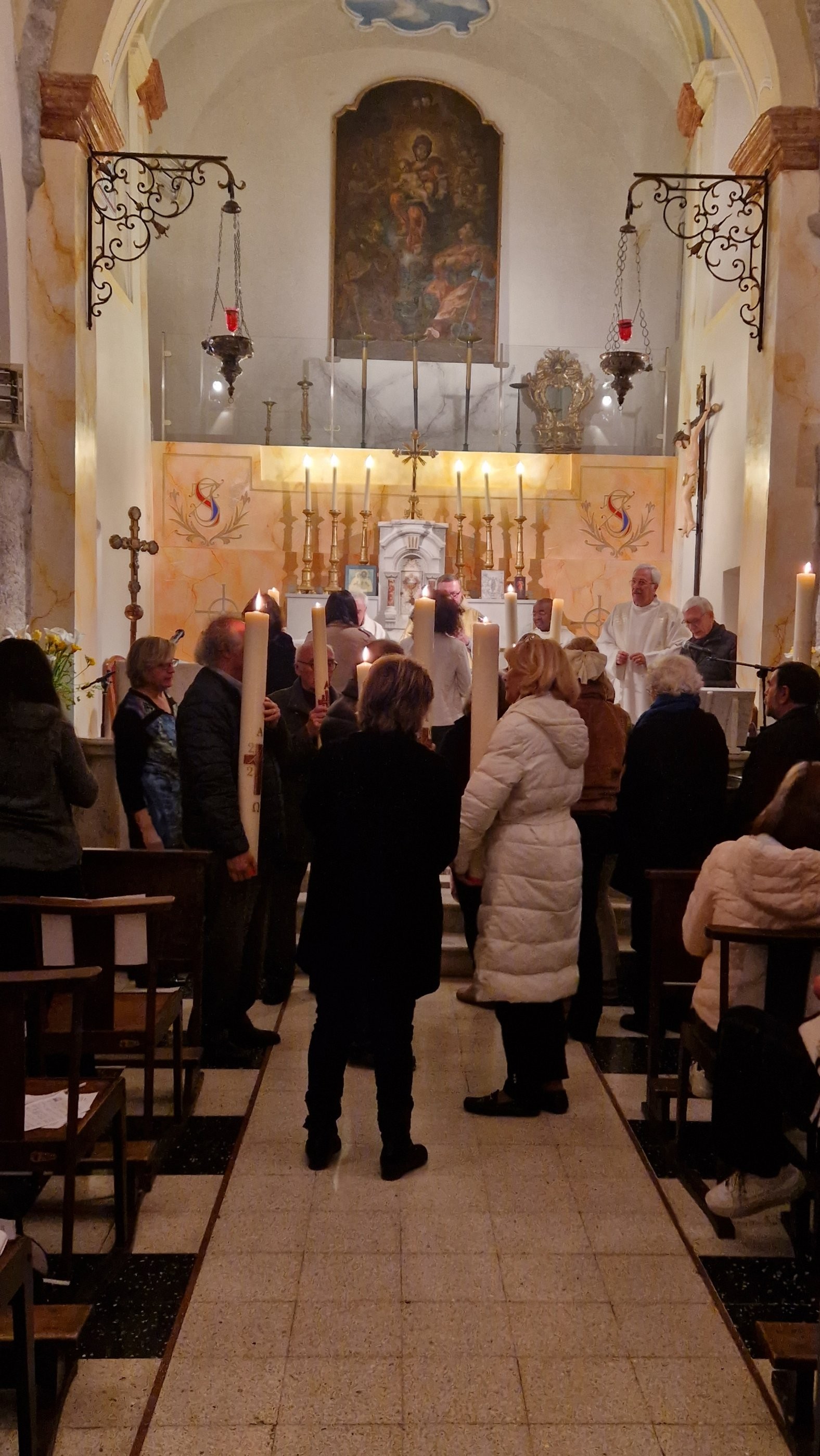 les cierges pascals des communautés de la paroisse sont allumés.