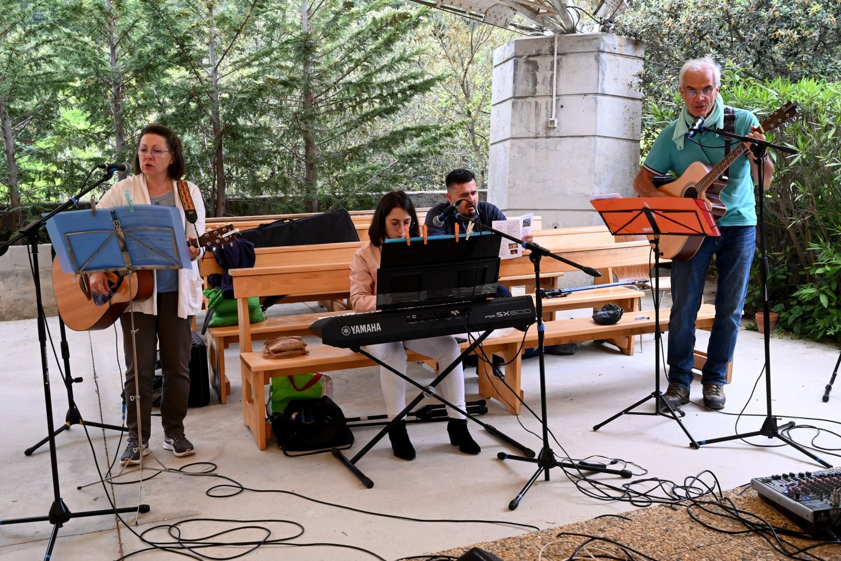 Retour à l'esplanade pour des chants de louange avec le groupe Ziktus