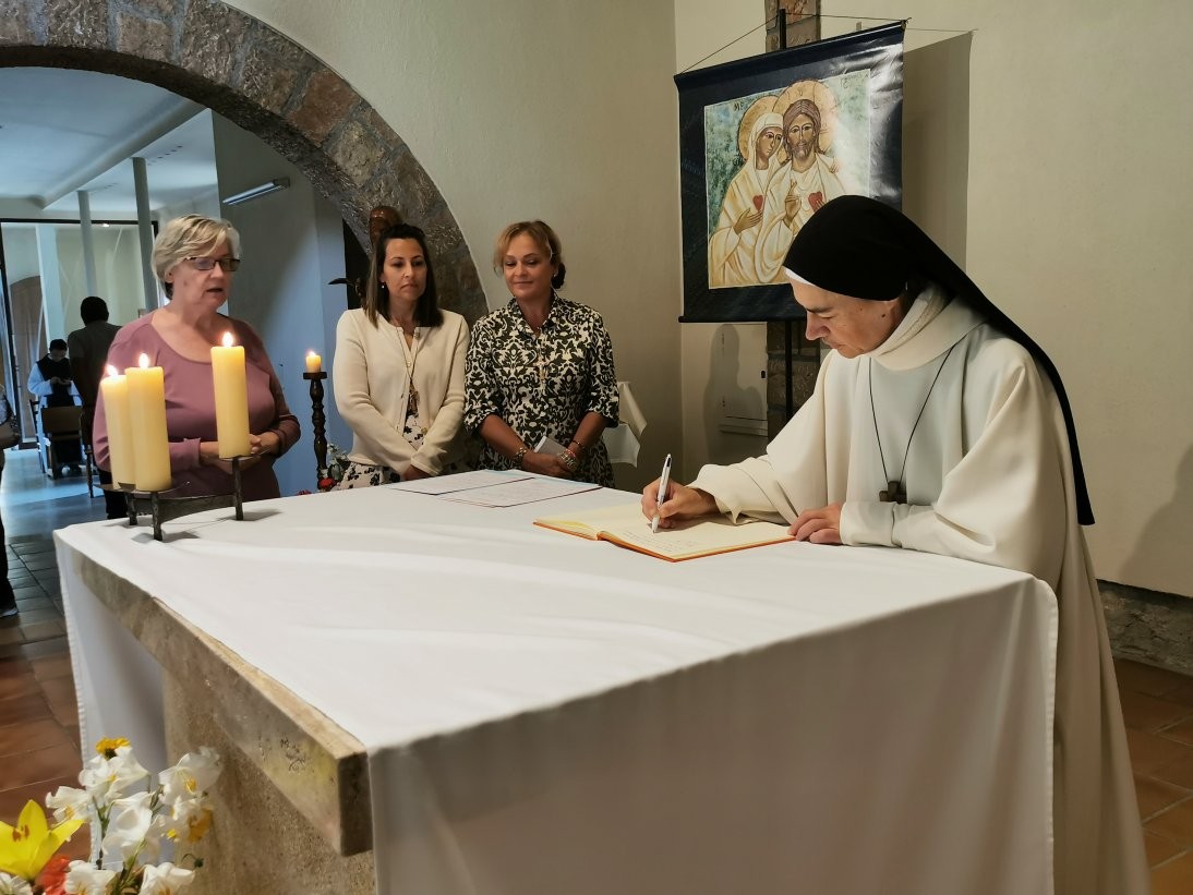 Signature du livre de la consécration de la paroisse St Pons à Jésus par Marie,